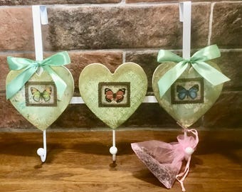 Ganchos para colgar en la puerta estilo Shabby Chic: Colgador de corazón con decoupage de mariposa