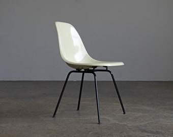 Vintage Side Chair by Charles & Ray Eames for Herman Miller, Fiberglass, 1960s, 60s