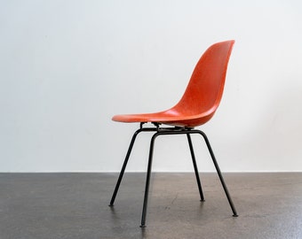 Vintage Fiberglas Beistellstuhl von Charles & Ray Eames für Herman Miller, Blass Orange, 1960er