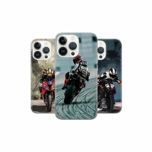 Puede incluir: Tres fundas para iPhone diferentes con diseños de carreras de motos. La primera funda presenta una moto roja con un fondo de madera. La segunda funda presenta una moto verde con un piloto con un traje de carreras. La tercera funda presenta una moto negra con un piloto con un traje de carreras.