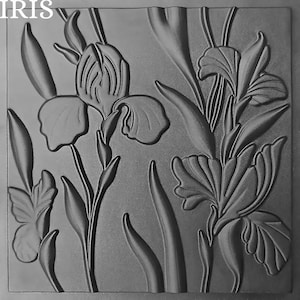 Può includere: Pannello in rilievo in scala di grigi con un design di fiori di iris. La parola "IRIS" è nell'angolo in alto a sinistra. L'opera d'arte presenta petali e foglie dettagliati, creando un effetto strutturato e dimensionale. Il tema floreale è prominente.