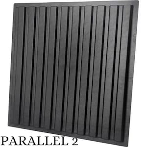 以下が含まれることがあります： 平行な溝のある黒い吸音音響パネル。パネルは硬い素材でできており、表面はざらざらしています。パネルの下部に「PARALLEL 2」という文字が印刷されています。