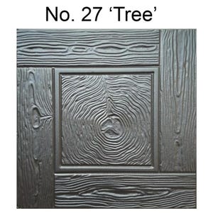 Op de afbeelding: Een paneel met een houtnerf ontwerp. Het paneel is verdeeld in secties, met het centrale vierkant met een gedetailleerd, cirkelvormig houtnerfpatroon. De tekst "No. 27 'Tree'" staat bovenaan.