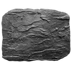 Op de afbeelding: Een donkergrijze, getextureerde, rechthoekige steenplaat met een ruw, onregelmatig oppervlak.