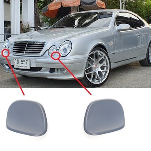 Könnte beinhalten: Zwei graue Kunststoff-Scheibenwischerdüsen für Autos. Die Düsen sind für einen Mercedes-Benz CLK-Klasse ausgelegt.