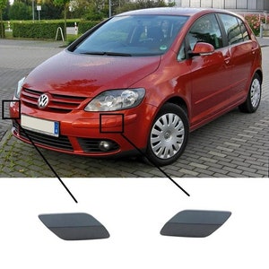 Könnte beinhalten: Ein Paar schwarze Kunststoff-Seitenschlussleuchten. Die Leuchten sind für einen roten Volkswagen Golf konzipiert.