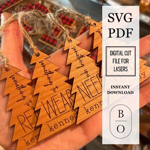 Digitaal SVG-bestand - kerstboom iets cadeaukaartjes - personalisatieoptie - iets om te lezen, dragen, willen, nodig hebben, doen, leren, delen, jij