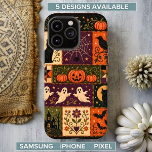 Pode incluir: Uma capa retangular para smartphone com um design estilo patchwork apresentando motivos de Halloween, incluindo abóboras, fantasmas, um gato preto, uma teia de aranha, uma casa assombrada, morcegos e padrões florais em laranja, roxo, verde e preto.