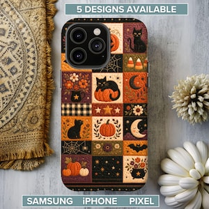 Puede incluir: Una funda para teléfono con un diseño de colcha de retazos que presenta motivos de Halloween, incluyendo gatos negros, calabazas naranjas, lunas crecientes, murciélagos, telarañas y arreglos florales. El patrón de cuadrícula incluye estrellas.