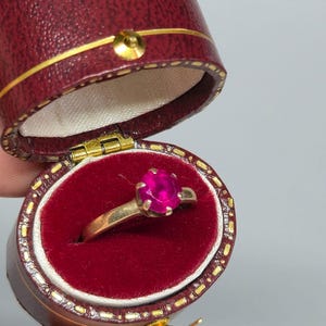 Anello solitario antico in oro giallo 10 carati con rubino da 7 mm / Anello vintage con rubino / Gioiello pregiato di famiglia / Misura 4.5