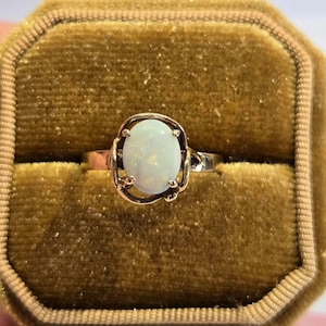 Vintage 9ct Gold Opal Ring – Size 7.5, Classic Solitaire Design