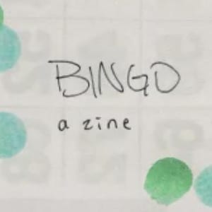 以下が含まれることがあります： 「BINGO」という手作りのジンで、黒インクで「a zine」というサブタイトルが書かれています。背景は白で、グリッドパターンと、散らばったターコイズと緑の水彩画の円があります。