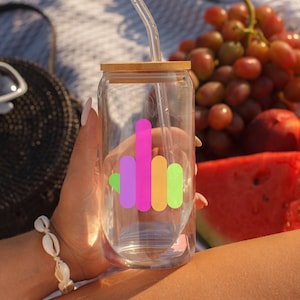 No hecho para ser sutil Sipper Glass, 16oz, Empoderamiento femenino, Taza divertida sarcástica, Declaración audaz, Regalo para ella, regalo para él, taza de letras de neón