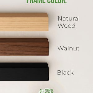 K&ouml;nnte beinhalten: Drei rechteckige Rahmenmuster, horizontal angeordnet. Der oberste Rahmen ist aus hellem Naturholz, der mittlere aus dunkelbraunem Walnussholz und der untere ist einfarbig schwarz. Der Text lautet FRAME COLOR: Natural Wood, Walnut, Black, ALL THINGS MOSS.