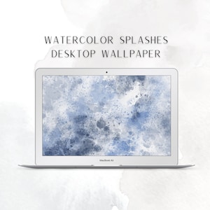 Pode incluir: Um computador portátil com um design de respingos de aquarela azul e cinza na tela. O laptop é um Macbook Air prateado.