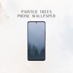 Könnte beinhalten: Ein Telefon mit einem Hintergrundbild eines nebligen Waldes mit dunklen Bäumen. Der Text "PAINTED TREES PHONE WALLPAPER" wird über dem Telefon angezeigt.
