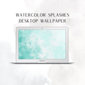 Può includere: Un computer portatile con uno sfondo acquerellato blu chiaro sullo schermo. Il testo "WATERCOLOR SPLASHES DESKTOP WALLPAPER" è visualizzato sopra il laptop.