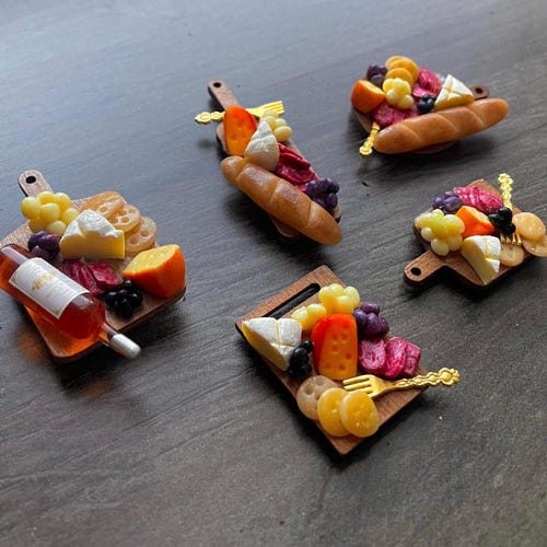 Mini planche de charcuterie aimantée - Cadeau fait main pour amateur de vin
