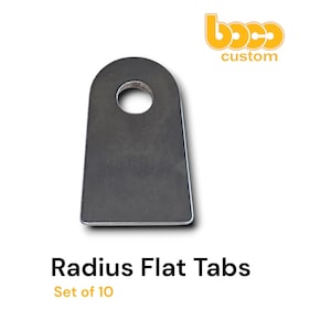 Puede incluir: Una sola lengüeta plana de radio de metal sin pintar con una parte superior redondeada y un agujero circular. El texto "Radius Flat Tabs" y "Set of 10" está debajo de la lengüeta. El logotipo "boco custom" está en la esquina superior derecha.
