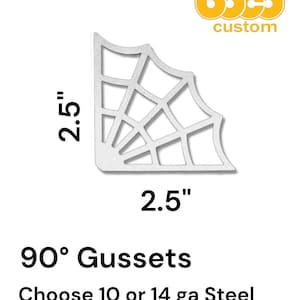 Puede incluir: Un refuerzo metálico plateado en forma de esquina con un diseño de telaraña. El refuerzo mide 6,35 cm por cada lado. El texto dice "90° Gussets" y "Choose 10 or 14 ga Steel."