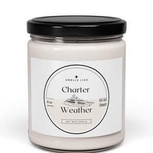 Puede incluir: Una vela de cera de soja de 9 onzas en un frasco de vidrio transparente con tapa negra. La etiqueta dice "Smells Like Charter Weather" y presenta una pequeña ilustración de un yate. Se espera que la vela dure de 50 a 60 horas.