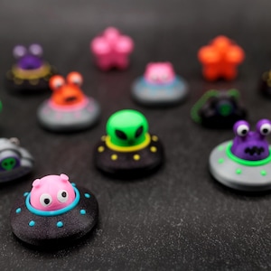 3D Printed Alien Fidget Clickers, Super Clicky UFO Fidgets with Keyboard Switches, Unique Outer Space Themed Party Favors, Fidget Spinners
