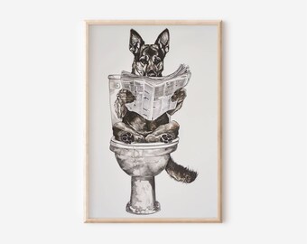 Puede incluir: Una impresión artística en blanco y negro enmarcada representa a un perro pastor alemán sentado en un inodoro, absorto en la lectura de un periódico. El perro está representado con un estilo detallado y realista, con el inodoro y el marco en tonos neutros.