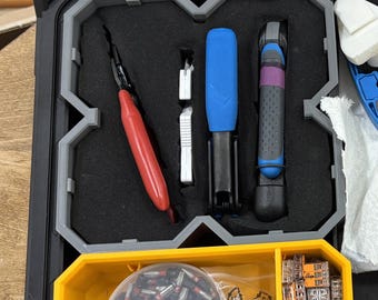 頑丈なスタックテック大型コンパートメントと、薄型オーガナイザー用のオプションのフォームインサート