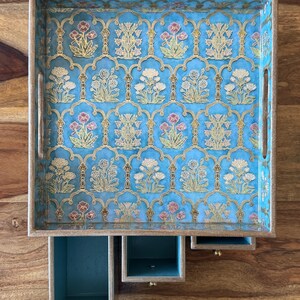 Commode de rangement indienne imprimée : décoration d'intérieur indienne avec boutons dorés