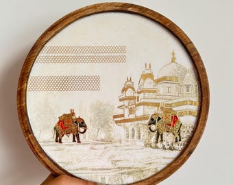 Serveerschaal van mangohout: geëmailleerde serveerschaal met bloemenmotief en olifantenprint, gemaakt in India.