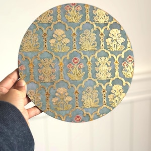 Blommigt värmebeständigt grytunderlägg: Indiskinspirerad köksinredning