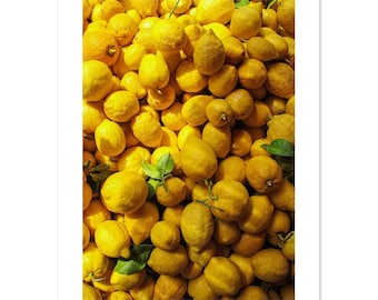 Póster premium de limones en una estantería, Capadocia, Türkiye. Fotografía original impresa en papel mate grueso de primera calidad.