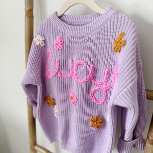 Hand Embroidered Baby Name Sweater with Flowers 画像 4