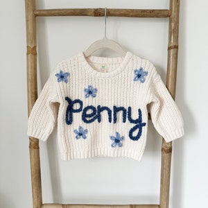 Hand Embroidered Baby Name Sweater with Flowers 画像 1