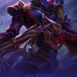 Puede incluir: Ilustraci&oacute;n digital de un personaje de League of Legends. El personaje est&aacute; blindado en tonos de morado, azul y dorado, con un casco y un arma. La imagen incluye el texto "League Of Legends" y "NICKNAME" en blanco.
