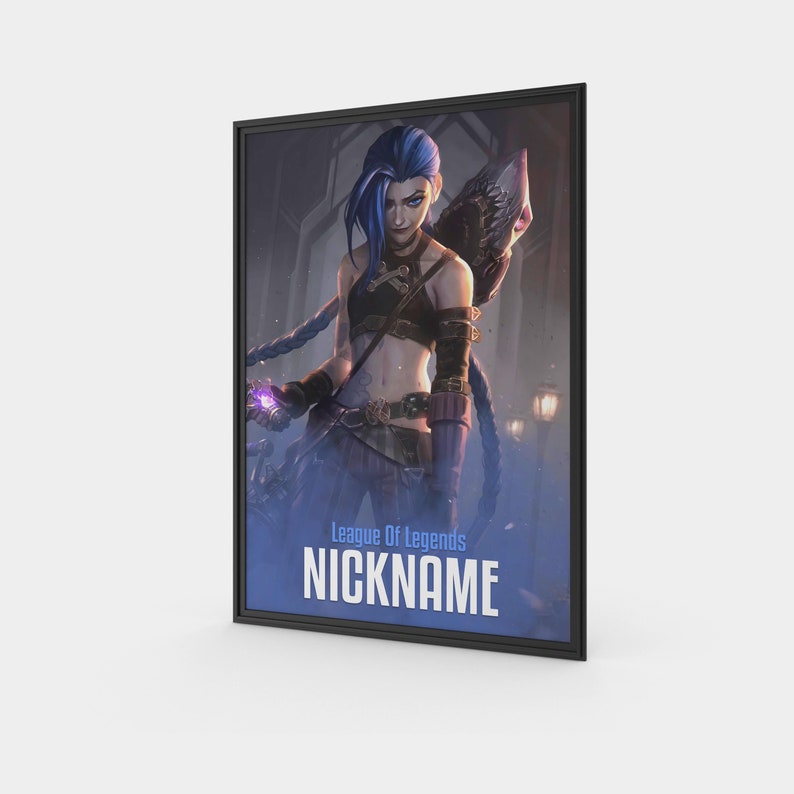 Puede incluir: P&oacute;ster enmarcado con un personaje de League of Legends con cabello azul y una expresi&oacute;n decidida. El p&oacute;ster tiene el texto "League of Legends" y "Nickname" sobre un fondo azul. El personaje sostiene un orbe p&uacute;rpura brillante.