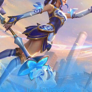 Puede incluir: Ilustraci&oacute;n digital de un personaje de League of Legends. El personaje lleva un atuendo azul y blanco y sostiene un bast&oacute;n. La imagen tiene el texto "League of Legends" y "Nickname".