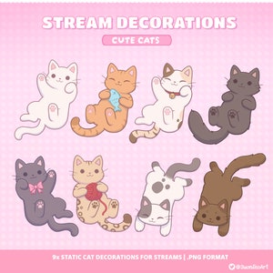 Op de afbeelding: Negen schattige cartoon-katten in verschillende poses, waaronder een witte kat met poten omhoog, een oranje kat met een vis, een driekleurige kat met een bel, een zwarte kat met poten omhoog, een grijze kat met een strik, een bruine tabby-kat met garen, een witte en grijze kat met poten omhoog, een bruine kat met poten omhoog en een bruine tabby-kat met poten omhoog. De katten bevinden zich op een roze achtergrond met witte stippen. De tekst "STREAM DECORATIONS CUTE CATS" staat bovenaan de afbeelding. De tekst "9x STATIC CAT DECORATIONS FOR STREAMS | PNG FORMAT" staat onderaan de afbeelding.