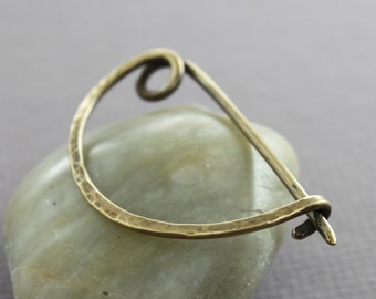 Minimalist semi circle shawl pin, Antique brass pin, Curve pin, Simple cardigan clip, Knitting accessory, Fibula, Simple shawl pin