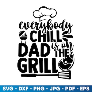 Może przedstawiać: Czarno-biały projekt graficzny z tekstem "everybody chill dad is on the grill". Projekt zawiera czapkę szefa kuchni, grilla, szpatułkę i stek.