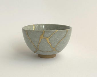 Tazza da tè sencha giapponese in ceramica grigio perla con motivo kikkō, piccola ma preziosa. Riparata con Kintsugi dorato, pezzo unico.