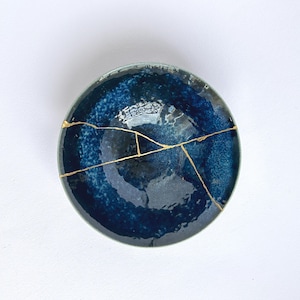 Cuenco Kintsugi azul, una pieza de cerámica japonesa rota restaurada artísticamente. Una pieza especial para ti o para un ser querido.