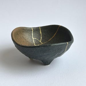 Könnte beinhalten: Ein Set aus drei Keramik-Nisttöpfen in Blau-, Grün- und Weißtönen. Die Schalen haben eine gesprenkelte Glasur und ein schlichtes, modernes Design. Die größte Schüssel hat einen Durchmesser von etwa 15 cm.