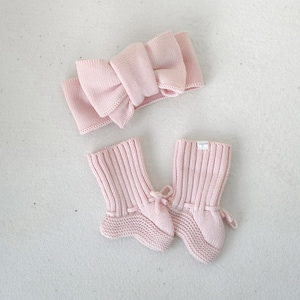 Peony knitted baby booties and bow topknot set, Baby booties, Baby bow headband, Knitted headband, Baby accessories, image 1