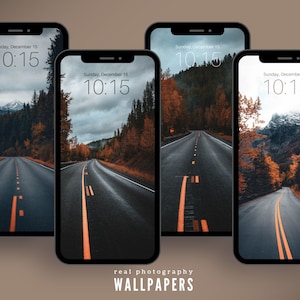 Könnte beinhalten: Vier Handy-Hintergründe mit einer malerischen Straße, die sich durch einen Wald mit Herbstlaub schlängelt. Die Uhrzeit wird auf jedem Hintergrund als 10:15 angezeigt.