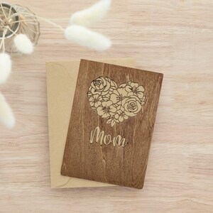 Tarjeta de madera de corazón floral para mamá, tarjeta de felicitación del día de la madre, tarjeta de madera te amo mamá, tarjeta de madera personalizada del día de la madre con un soporte