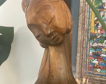 Gelassenheit in Holz: Handgefertigte Vintage Skulptur einer schönen Frau