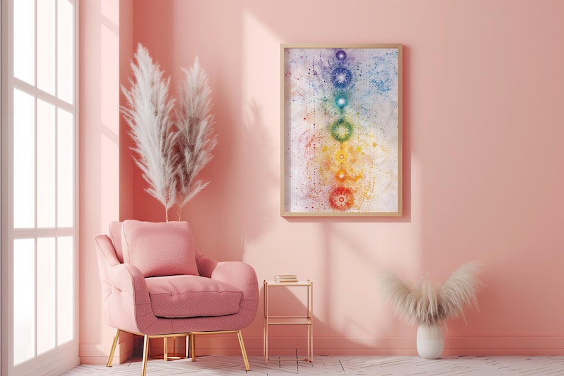 Pu&ograve; includere: Un soggiorno rosa con una poltrona rosa, un piccolo tavolino dorato e una stampa incorniciata di un simbolo di chakra colorato su una parete rosa.