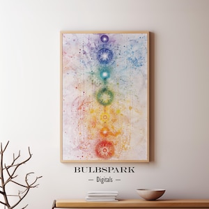 Pu&ograve; includere: Un dipinto ad acquerello dei sette chakra, con ogni chakra rappresentato da un colore diverso. I chakra sono disposti verticalmente, con il chakra radice in basso e il chakra corona in alto. Il dipinto &egrave; su uno sfondo bianco con una velatura ad acquerello blu chiaro, viola e giallo.