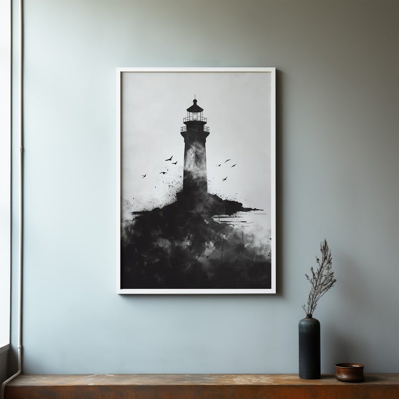 Puede incluir: Ilustraci&oacute;n en blanco y negro de un faro en una isla rocosa con p&aacute;jaros volando por encima. El faro est&aacute; rodeado de una niebla brumosa.
